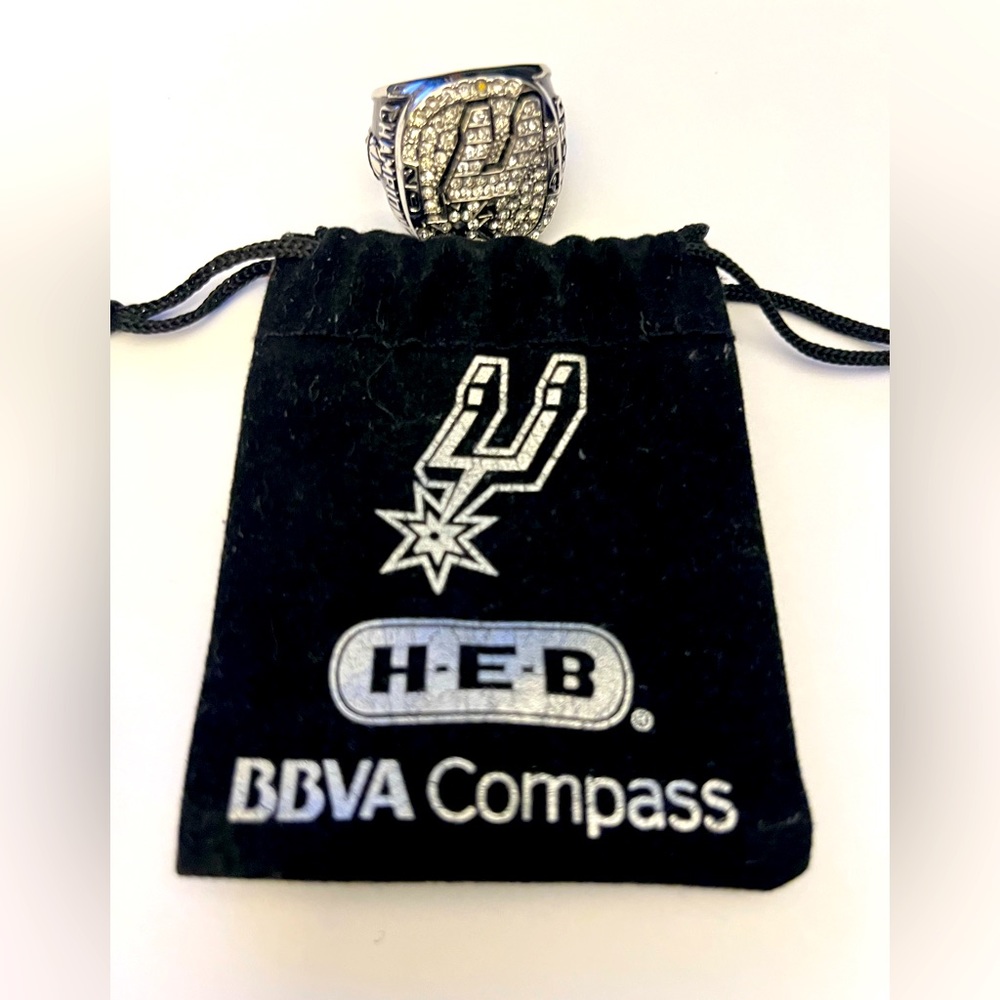 2014 San Antonio Spurs Championship Replica Ring.